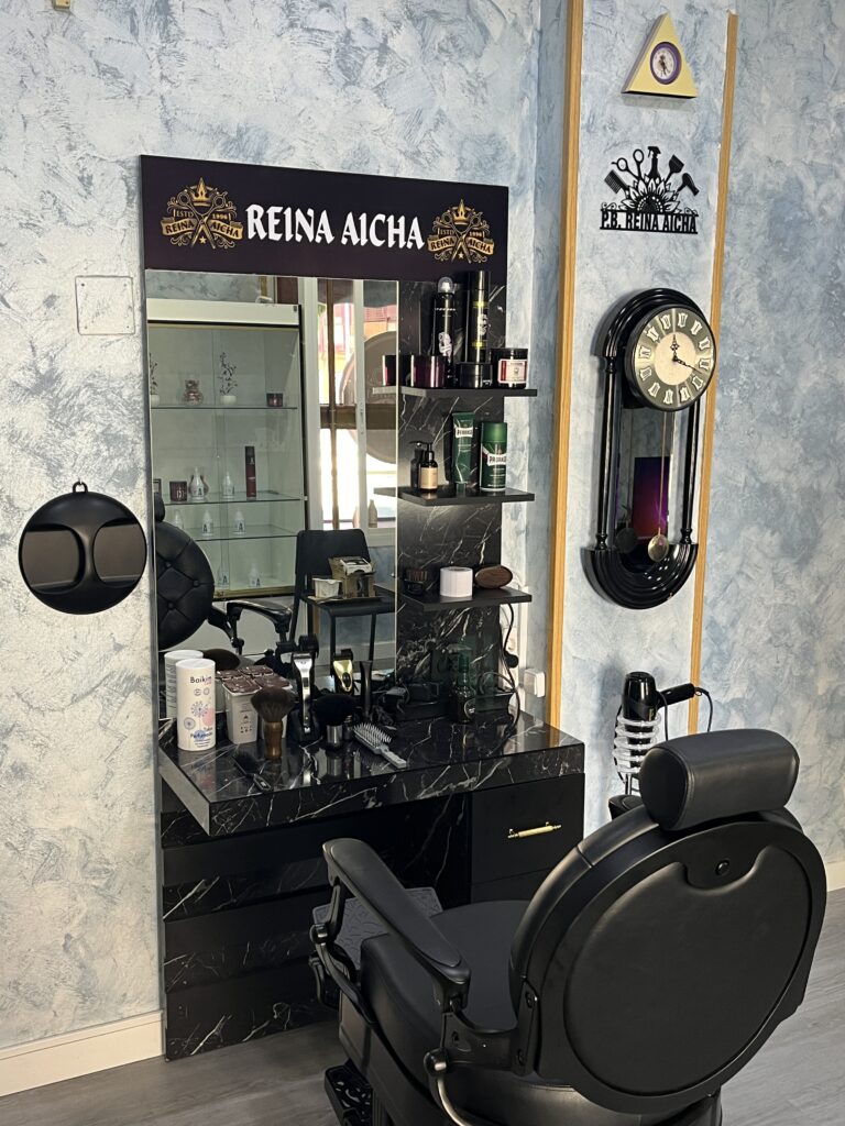 Puesto de trabajo con espejo y herramientas