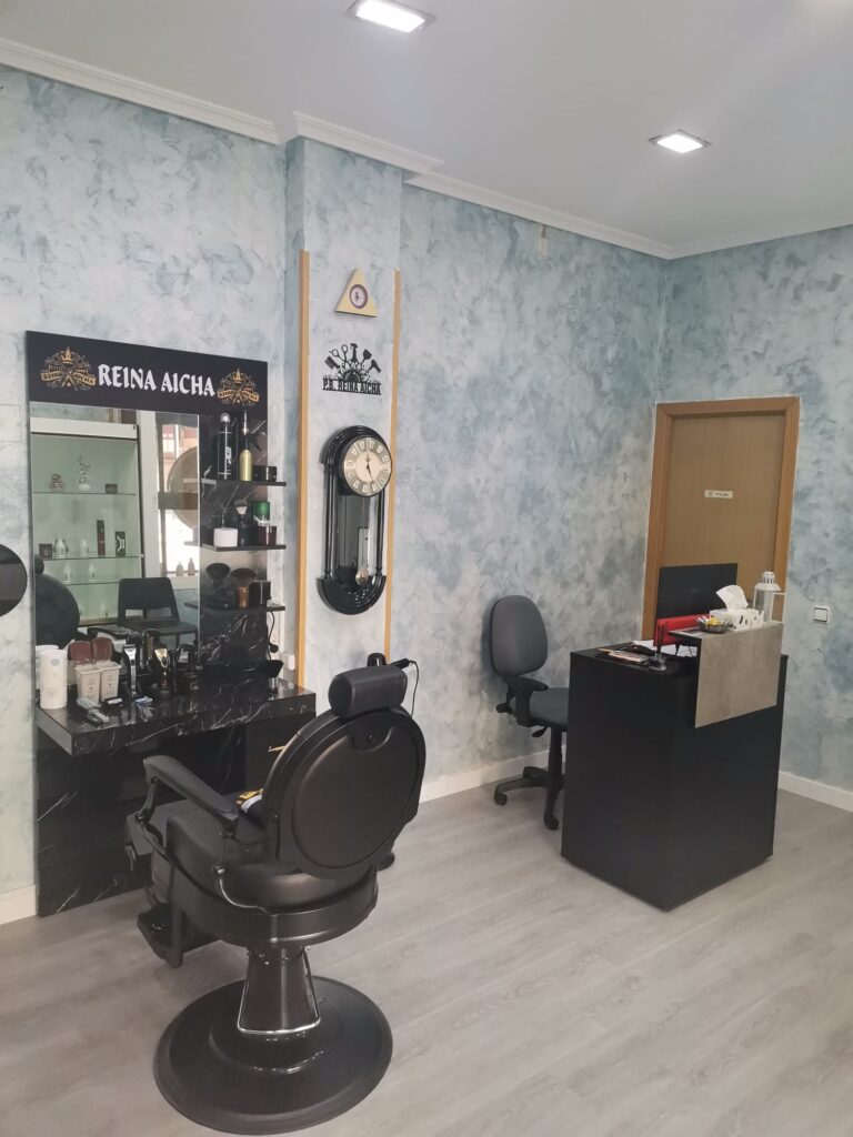 Interior de la peluquería con los sillones de barbero