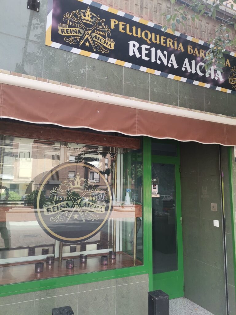 Fachada de la Peluquería Reina Aicha en la calle Congosto